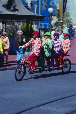 Les hommes en costumes rayés sur un vélo