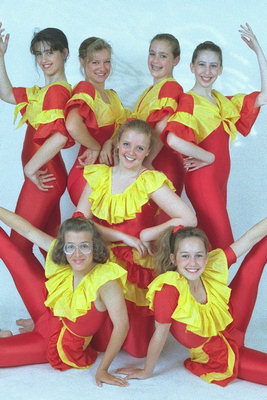 Meninas em vestido vermelho com colarinho amarelo