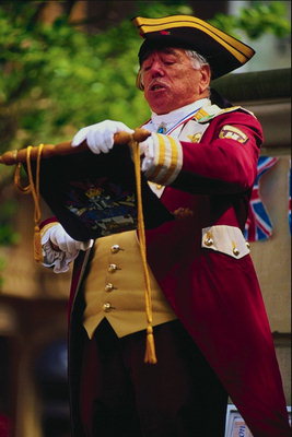 Muž v obleku s dekretem v ruce