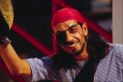Man-pirata in un rosso kerchief