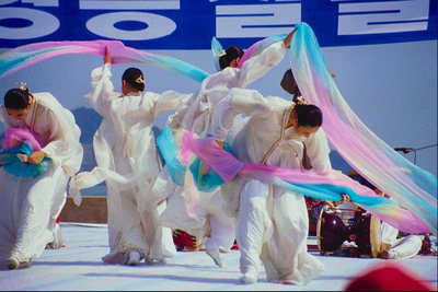Danza con pañuelos transparentes