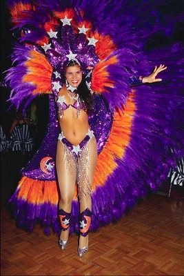 Carnaval kostuum met oranje en paarse veren