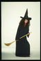 Woman in witch costume. Cun límite máximo, e cunha vassoura