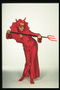 De duivel. Een vrouw in een rood pak met een hooivork in de handen van