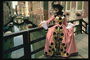 Carnival kostumi. Tifla magnífico a pink dress u maskra