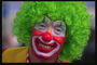 Clown i ett starkt ljus grön peruk