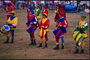 Laki-laki dalam kostum berwarna-warni dan drum