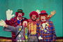 Clowns në kostume të ndritshme