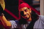 Man-piraat in een rode hoofddoek