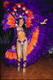 Carnival costume oranye dan ungu dengan bulu