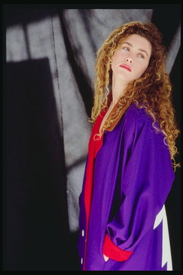 Violetti takki, jossa on punaisia käsiraudat ja kaulus