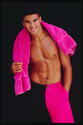 काले और गुलाबी शॉर्ट्स और एक गुलाबी उज्ज्वल तौलिया