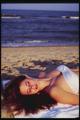 Девушка в белом купальнике на пляже