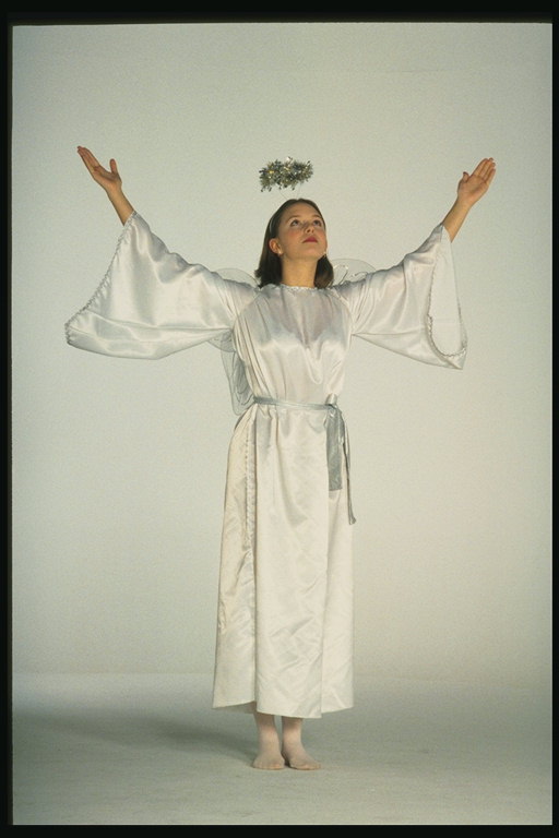 A garota-anjo com as mãos levantadas ao céu