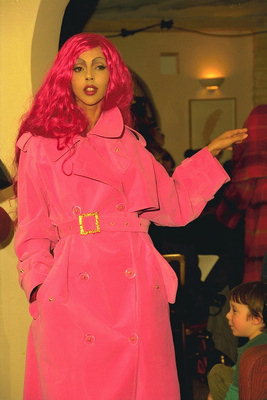 Дјевојка са ружичасти капут и ружичаста перика