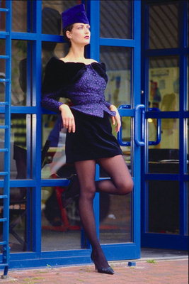 Černá krátká sukně s tmavě fialové sako s kůží límec