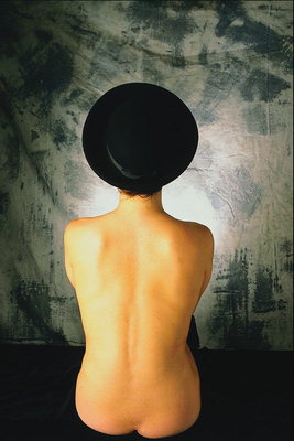 Naked girl trong một màu đen hat