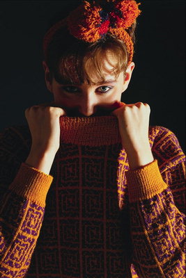 Оранжевый свитер в коричневые кубики
