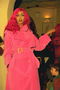 A menina com o casaco rosa e peruca rosa