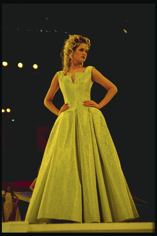 そのドレスは、総出演の色、緑のフワフワのスカートです