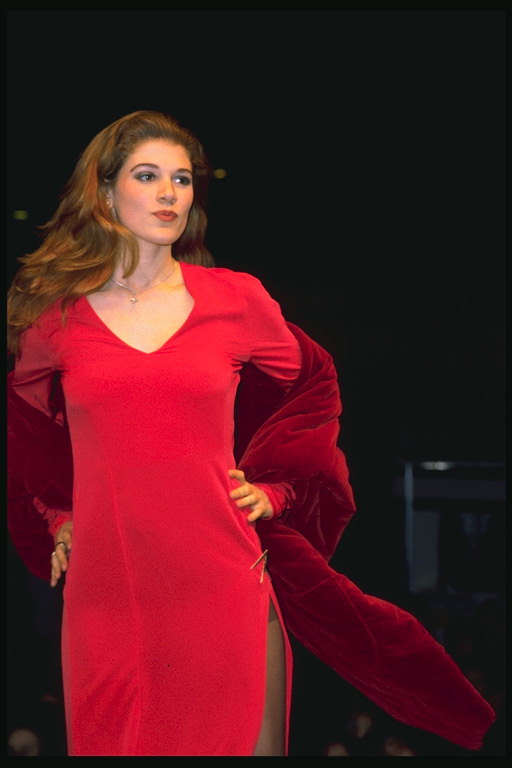 Długa czerwona sukienka z cięcia w udo