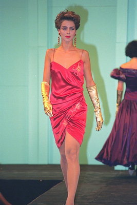 Czerwona sukienka z jedwabiu i macicy perłowej rękawice