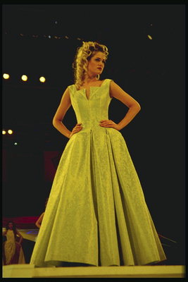 Suknelė yra žalios spalvos su dauguma, puszystych sijonas