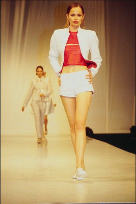 Pantaloncini bianchi e una giacca. Red top