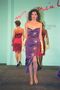 Violet klänning med blommiga mönster på en