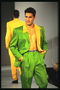 Ryškios šviesiai žalios spalvos kostiumas su geltona striukė
