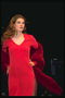 Lång röd klänning med ett snitt på låret