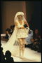 Gaun pengantin perempuan di dalam gambar kalgotah dan Fateev