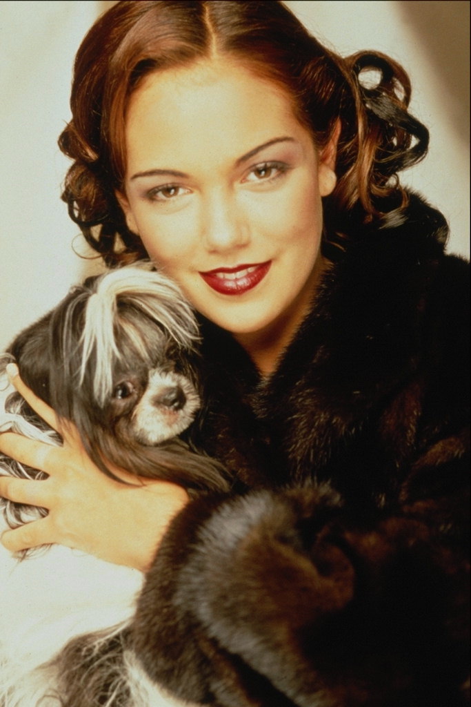 Модная причёска для бизнес леди. Фото девушки с собакой