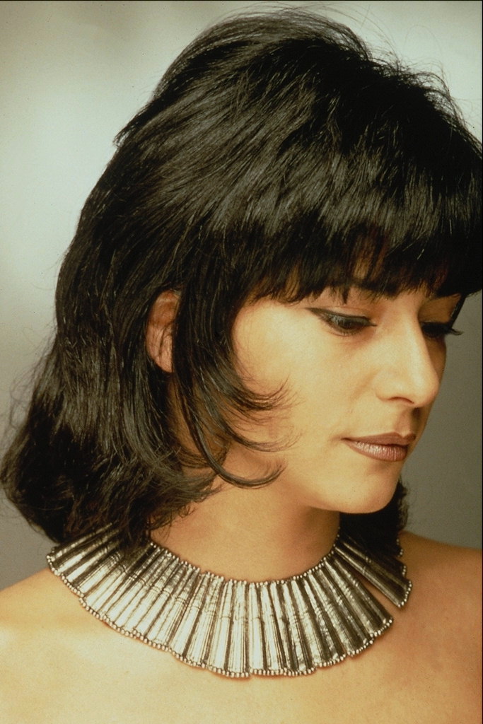 Frisuren für Frauen mittleren Alters. Foto von einer schönen Frau trägt ein Halsband