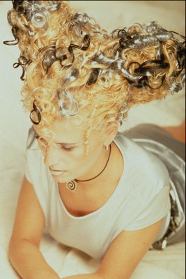 O ano de penteado mais moderno. Foto misteriosa mulher com um sorriso