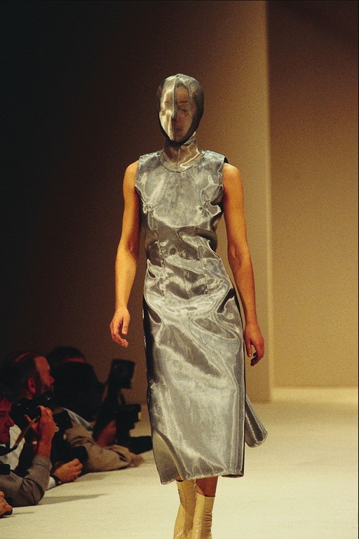 Dlouhé šaty s ocelovou barvu