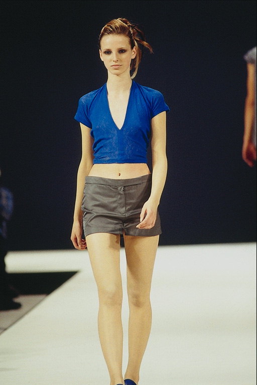 Brown mini-saia e top azul