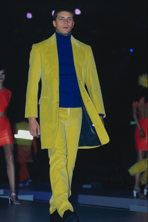 Erkek velur hardal takım renkli. Uzun bir ceket ve pantolon