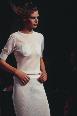 Transparent vit klänning. Upp med fickor på bröstet, en lång kjol