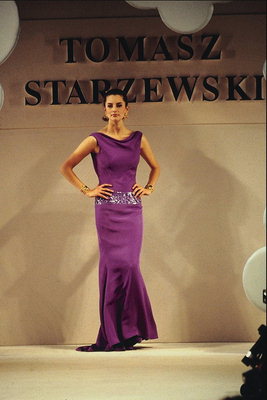Платье в стиле годе с широким блестящим поясом. Светло-фиолетовый тон ткани