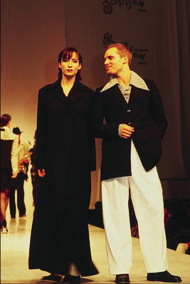Женски дълги палта на черно. Черно мъжки бежово яке и панталон
