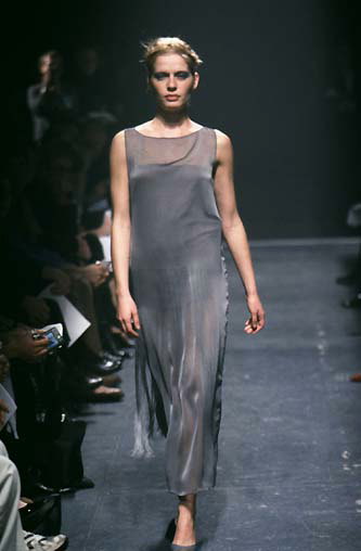 The dress of gray tones with a cloak with chiffon
