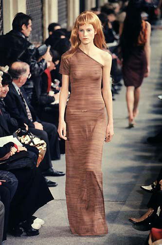 Gjennomsiktig kjole i brunt med striper. Kort ermet på en skulder