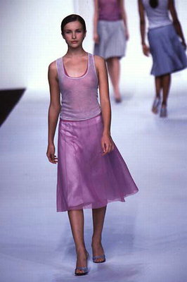 Σατέν φούστα και ένα διαφανές πάνω σε αποχρώσεις του ροζ