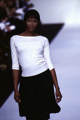 Den hvide jakke og sort nederdel i den lille fold