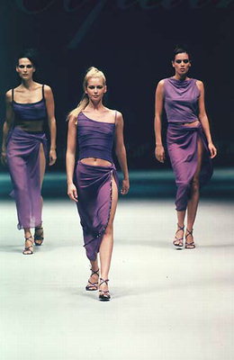Desfile de trajes em tons violeta