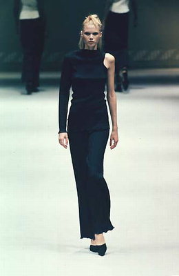 एक आस्तीन के साथ लंबी काली पोशाक