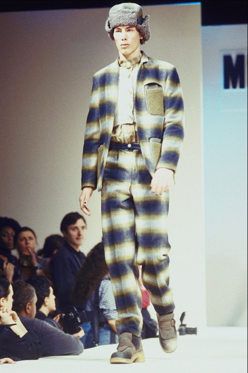 Мъж раиран костюм. Панталони и яке с джобове режийни. Лек яке