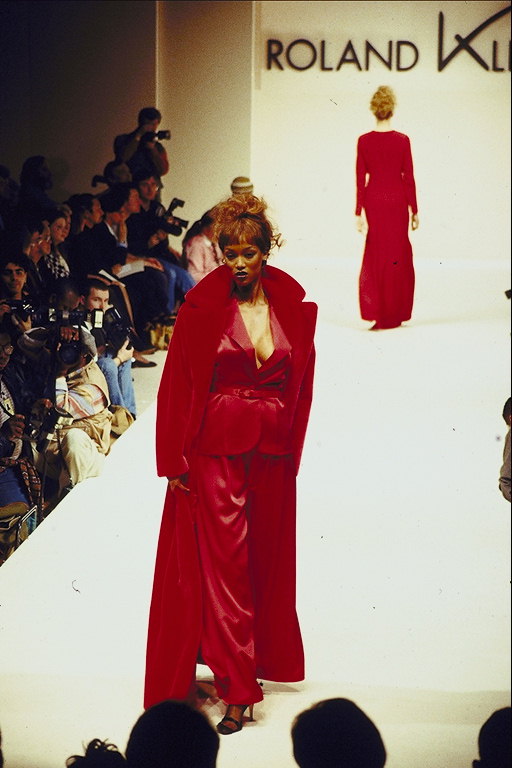 Red satiny rochie lunga de culoare roşie şi haina drapovoe