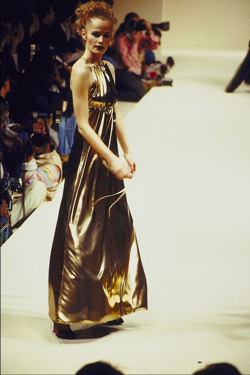 فستان مع قطع ذهبية حصان